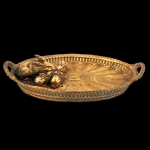 F. BARBEDIENNE PARIS - Grupo escultórico em bronze dourado representando mãe rata com filhotes em grande cesta. Diametro: 15,0 cm x 9,0 cm