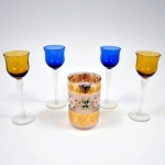Lote com 4 cálices e um copo em vidro veneziano. Altura: 13,5 cm (cálices) e 10,0 cm (copo)