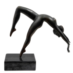 Escultura em bronze patinado Art Decó representando bailarina. Meds: 40,0 cm x 43,0 cm x 15,2 cm