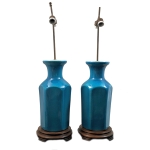 Par de vasos adaptados para abajur em faiança craquelê na cor azul, corpo hexagonal e base em madeira. Altura: 83,0 cm (com cúpula e base) e 47,0 cm (precisa eletrificar)