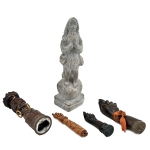 Lote com 3 figas em madeira, um abridor de garrafa em madeira e uma escultura em pedra sabão. Altura: 19,5 cm (escultura)