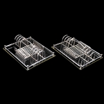 2 escorredores de prato em metal prateado sobre base de acrílico, marca `Riva Silver Special`, sem uso, acondicionados em caixa. Meds: 28,0 cm x 22,0 cm