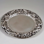 Bandeja circular em prata brasileira repuxada e cinzelada no estilo D.João V. Diametro: 30,5 cm. Peso: 475 g.