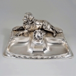 Tinteiro Art Nouveau WMF em metal espessurado a prata encimado por cachorro. Meds: 14,0 cm x 30,5 cm x 23,5 cm