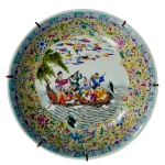Medalhão em porcelana chinesa com rica pintura de elementos vegetais e grande jangada com personagens ao centro, cerca 1900. Meds: 47,0 cm x 9,0 cm 