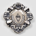 Cinzeiro em prata portuguesa, contraste Águia, primeiro título - H.C.C.Porto Portugal, repuxada e cinzelada em forma de emblema com símbolo da justiça ao centro. Meds: 3,0 cm x 18,5 cm x 14,0 cm. Peso: 192 g