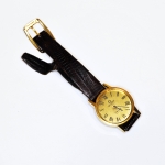 Relógio Omega feminino em plaquê d´or com pulseira em couro. Sem o pino de corda. Comprimento: 17 cm. (pulseira aberta)