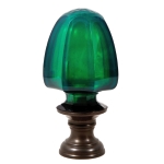 Grande pinha em cristal Baccarat na cor verde esmeralda, corpo em forma de fruta e argas faixas facetadas, base em bronze, século XIX. Altura: 25,5 cm