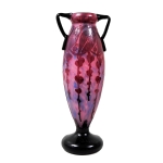 LE VERRE FRANÇAIS - Vaso em pasta de vidro na cor vinho acidada com desenho de grandes folhas e frutos, assinada na base, alças fitomorfas vazadas , cerca 1900. Altura: 39,0 cm