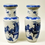 Par de vasos em porcelana chinesa `azul e branco` , corpo em formato balaustre com personanges em batalha e simbolos no pescoço. Dinastia Qing, século XIX. Altura: 40,0 cm
