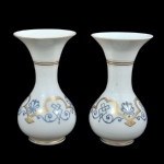 Par de vasos em opalina francesa Baccarat do século XIX na cor branca, corpo balaustre com desenho ao gosto islamico com frisos e fitas gravados a ouro. Altura: 24,3 cm