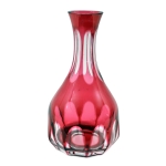 Decanter para vinho com `overlay` vermelho em cristal da Bohemia, corpo em formato de moringa com pescoço e base facetados. Altura: 26,0 cm 
