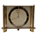 Relógio em bronze e cristal JAEGER LE COULTRE com mostrador em algarismos romanos, funcionando. Meds: 19,0 cm x 25,0 cm x 6,5 cm