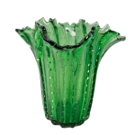 Vaso em vidro artístico moldado de Murano na cor verde bulicante, corpo gomado com borda recortada e ondulada em forma de folhas. Altuta: 30,5 cm(leve trincado em um gomo)