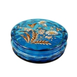 Caixa para tocador em vidro veneziano na cor azul com pintura de flores e folhas em esmalte.Diametro: 17,5 cm