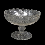 Centro de mesa em cristal Baccarat com rica lapidação em `bico de jaca` com borda ondulada em leques . Meds: 16,5 cm x 23,2 cm