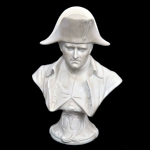 Busto de Napoleão em biscuit alemão. Altura: 16,0 cm