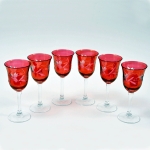 Conjunto de 6 copos de vinho do porto em fino cristal europeu com `overlay` na cor rubi com fino gravado de folhas e flores. Altura: 13,0 cm