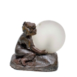 Pequena luminária de petit bronze com escultura de criança e globo em vidro satinê. Medidas: 