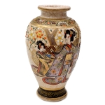 Vaso em cerâmica SATSUMA  japonesa decorado com Gueixas e paisagem com pintura em esmalte, cerca 1900. Marcado no fundo. Altura: 22 cm.