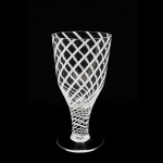 Vaso em vidro artístico de Murano com listras brancas espiraladas. Altura 23,5 cm.