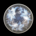 JULIEN FRANCE - Fruteira em cristal satiné opalescente no formato circular com relevo de folhas e frutos. Diâmetro: 30,5 cm
