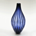Vaso solifleur em vidro artístico Kosta Boda, na cor azul com fino gomado em relevo. Altura 25,5 cm 