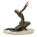 Escultura Art Decó em bronze patinado e policromado representando bailarina, base em ônix, cerca 1920/30. Medidas: 44 x 48 cm.