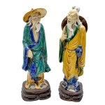 Duas esculturas em cerâmica chinesa esmaltada nas cores verde, azul e caramelo, representando `Pescadores`. China, final do século XIX. Altura: 39 cm.