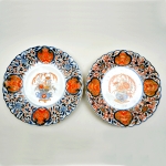 Par de pratos em porcelana japonesa Imari, borda levemente gomada com rica pintura em rouge-de-fer e detalhes em dourado, século XIX. Diâmetro: 22,5 cm.