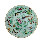 Prato em porcelana chinesa do século XIX ricamente decorado com peônias, flores, frutos e folhas sobre fundo celadon. Diâmetro: