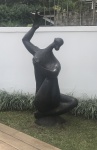SONIA EBLING (1926-2006) - Gigantesca Figura com pomba, bronze patinada, medindo: 2,20 m alt. aprox.