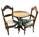 Lote contendo jogo de maravilhosa mesa de madeira nobre (69 cm diam x 82 cm alt ) e 2 lindíssimas cadeiras palhinha , medindo 109 cm alt