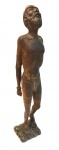 Magnífica escultura de madeira nobre representando negro africano, medindo 57 cm alt.