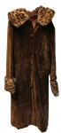 HOFKA- PARIS, XE-e legantíssimo casaco sobretudo de pele natural na cor marrom , medindo 103 cm comp. Divino!