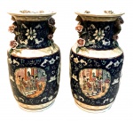 Maravilhoso par de vasos de porcelana oriental com divina decoração medindo 36 cm alt.