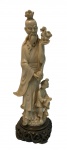 Magnífica escultura de resina oriental com peanha de madeira medindo 41 cm alt.