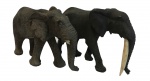 Lote contendo 2 esculturas em forma de elefantes de madeira nobre, faltando presas, possui uma presa de marfim, medindo 17 cm cada.