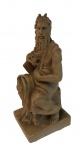Escultura de resina medindo 14 cm de alt retratando figura mitológica.