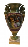 Magnífico vaso de porcelana com restauro, decorado com cena de damas antigas e pegas com figuras aladas , medindo 37 m alt.