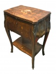 Belíssima mesa lateral com gavetas com guarnições de bronze, medindo 74 cm alt x 49 x 34 cm. Possui bandeja interna embutida , vide fotos extras. No estado.
