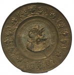 Escudo de pendurar em bronze todo cinzelado em alto relevo, medindo: 55 cm diâmetro.