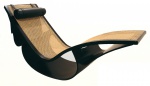 OSCAR NIEMEYER - Espetacular cadeira de repouso reclinada, todo em madeira pintada e palhinha, medindo: 1,76 m larg. x 83 cm alt. x 60 cm prof.