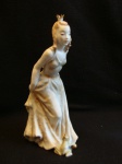 Estatueta Rosenthal representando a princesa e o sapo, pequeno bicado em uma ponta da coroa, 21cm