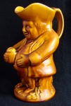 Jarra em ceramica inglesa em forma de homem com caneca, marca Gree e Cia, 22cm