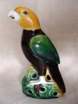 Figura de papagaio Companhia das Índias em porcelana esmaltada, possui marca no interior da peça,18cm