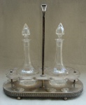 2 licoreiras em cristal com armação de metal com esperas para cálices de licor, 32x28cm