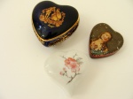 Lote com 3 caixinhas em forma de coração, sendo duas em porcelana de Limoges, 3,5x6cm, 2,5x5cm e 2x5cm