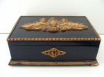 Caixa em madeira estilo renascentista com chave original, possui pequeno lascado, 9x25x17cm