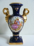 Vaso em porcelana de Limoges com decoração de cena galante, azul cobalto e dourado, 14cm